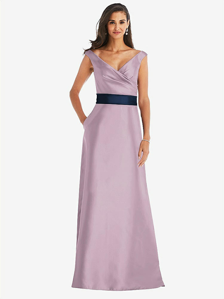 【STYLE: D811】オフショルダー ドレープ ラップ サテン マキシ ドレス - スエードローズ & ミッドナイトネイビー 背面