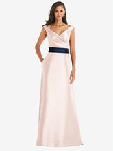 【STYLE: D811】オフショルダー ドレープ ラップ サテン マキシ ドレス - ブラッシュ & ミッドナイトネイビー 背面