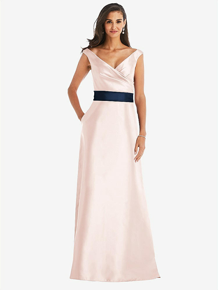 【STYLE: D811】オフショルダー ドレープ ラップ サテン マキシ ドレス - ブラッシュ & ミッドナイトネイビー 背面
