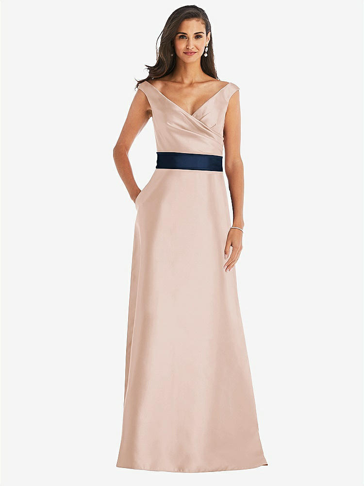 【STYLE: D811】オフショルダー ドレープ ラップ サテン マキシ ドレス - カメオ & ミッドナイトネイビー 背面