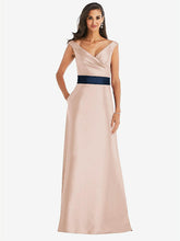 【STYLE: D811】オフショルダー ドレープ ラップ サテン マキシ ドレス - カメオ & ミッドナイトネイビー 背面