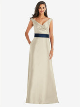 【STYLE: D811】オフショルダー ドレープ ラップ サテン マキシ ドレス - シャンパン & ミッドナイトネイビー 背面