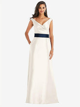 【STYLE: D811】オフショルダー ドレープ ラップ サテン マキシ ドレス - アイボリー & ミッドナイトネイビー 背面