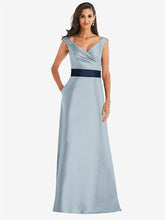 【STYLE: D811】オフショルダー ドレープ ラップ サテン マキシ ドレス - ミスト & ミッドナイトネイビー 背面