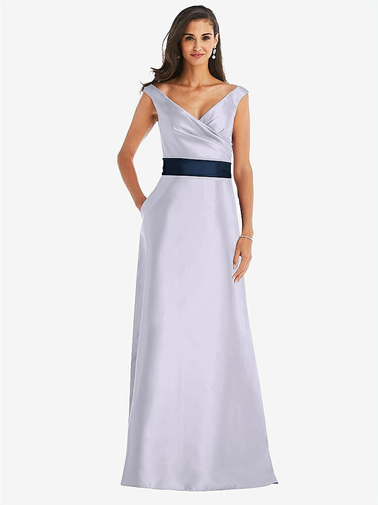 【STYLE: D811】オフショルダー ドレープ ラップ サテン マキシ ドレス - シルバードーブ & ミッドナイトネイビー 背面