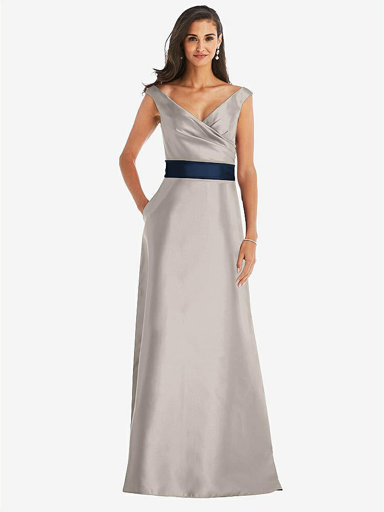 【STYLE: D811】オフショルダー ドレープ ラップ サテン マキシ ドレス - トープ & ミッドナイトネイビー 背面