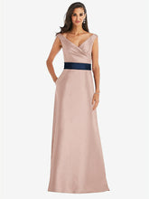 【STYLE: D811】オフショルダー ドレープ ラップ サテン マキシ ドレス - トーステッドシュガー & ミッドナイトネイビー 背面