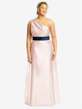 【STYLE: D815】ドレープ ワンショルダー サテン マキシ ドレス - ブラッシュ & ミッドナイトネイビー 背面