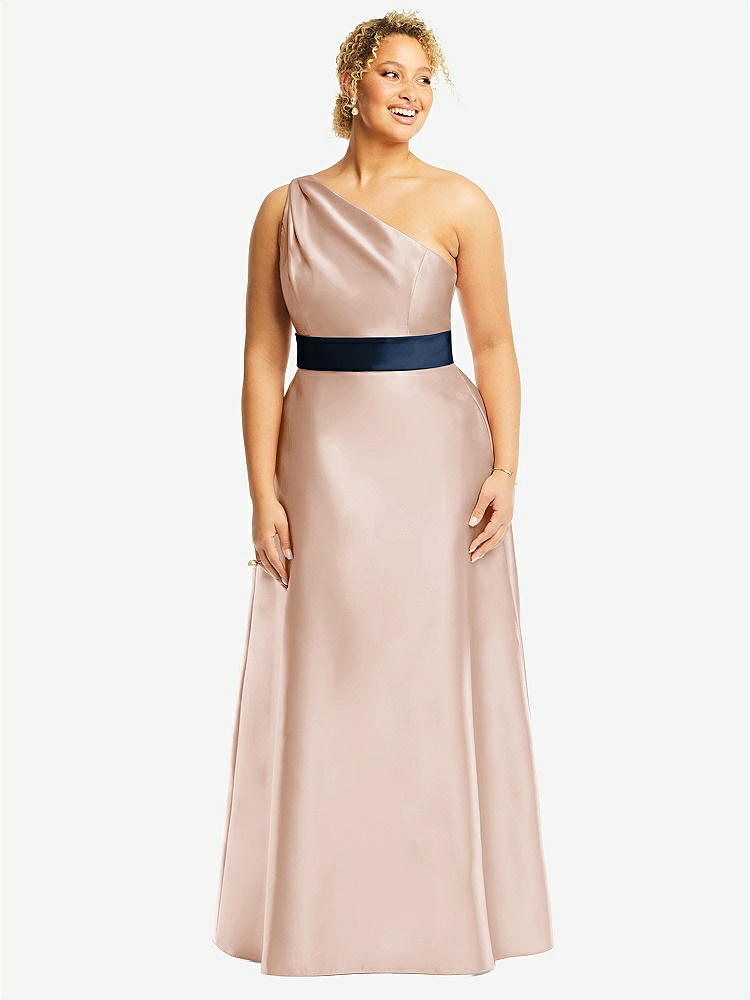 【STYLE: D815】ドレープ ワンショルダー サテン マキシ ドレス - カメオ & ミッドナイトネイビー 背面