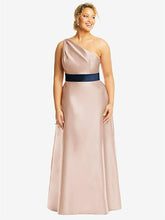 【STYLE: D815】ドレープ ワンショルダー サテン マキシ ドレス - カメオ & ミッドナイトネイビー 背面