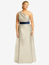 【STYLE: D815】ドレープ ワンショルダー サテン マキシ ドレス - シャンパン & ミッドナイトネイビー 背面