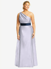 【STYLE: D815】ドレープ ワンショルダー サテン マキシ ドレス - シルバーダヴ & ミッドナイトネイビー 背面