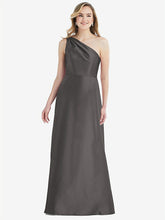 【STYLE: D821】プリーツ ドレープ ワンショルダー サテン マキシ ドレス - キャビアグレー 背面