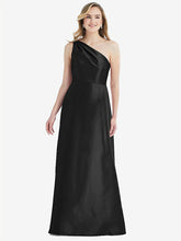 【STYLE: D821】プリーツ ドレープ ワンショルダー サテン マキシ ドレス - ブラック 背面