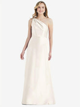 【STYLE: D821】プリーツ ドレープ ワンショルダー サテン マキシ ドレス - アイボリー 背面