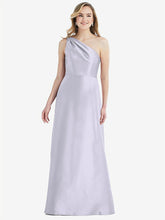 【STYLE: D821】プリーツ ドレープ ワンショルダー サテン マキシ ドレス - シルバードーブ 背面