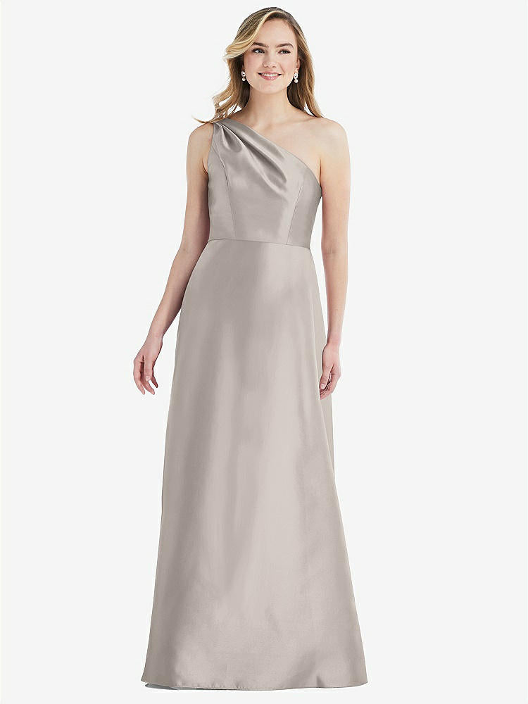 【STYLE: D821】プリーツ ドレープ ワンショルダー サテン マキシ ドレス - トープ 背面