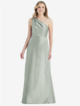 【STYLE: D821】プリーツ ドレープ ワンショルダー サテン マキシ ドレス - ウィローグリーン 背面