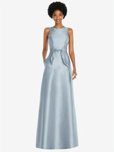 【STYLE: D825】宝石ネック Vバック マキシ丈ドレス - ミスト 背面