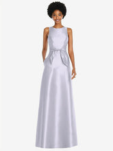 【STYLE: D825】宝石ネック Vバック マキシ丈ドレス - シルバードーブ 背面