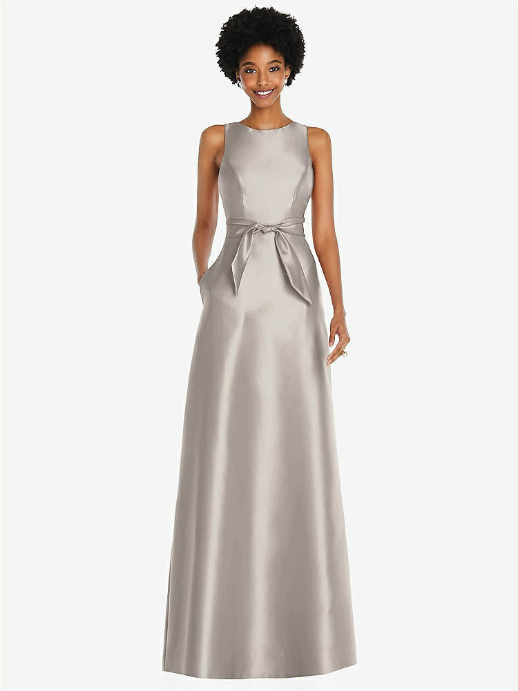 【STYLE: D825】宝石ネック Vバック マキシ丈ドレス - トープ 背面