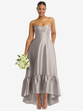 【STYLE: D838】ストラップレス サテン 高低フリルヘムドレス - トープ 背面