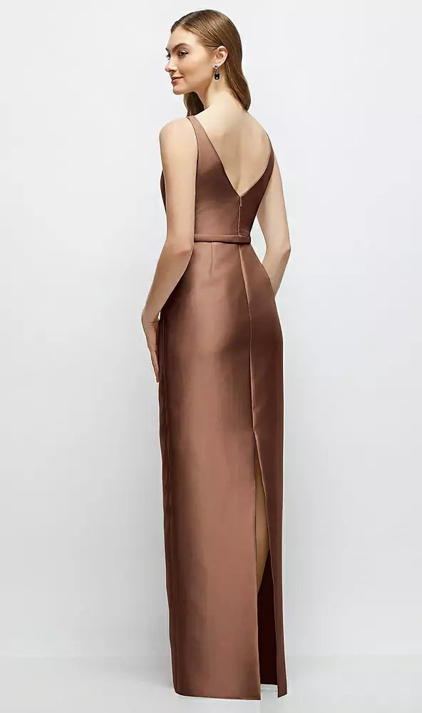 【D881】 ボートネックのサテンコラムドレス、リボン飾りのスキニーベルト - cognac Back View