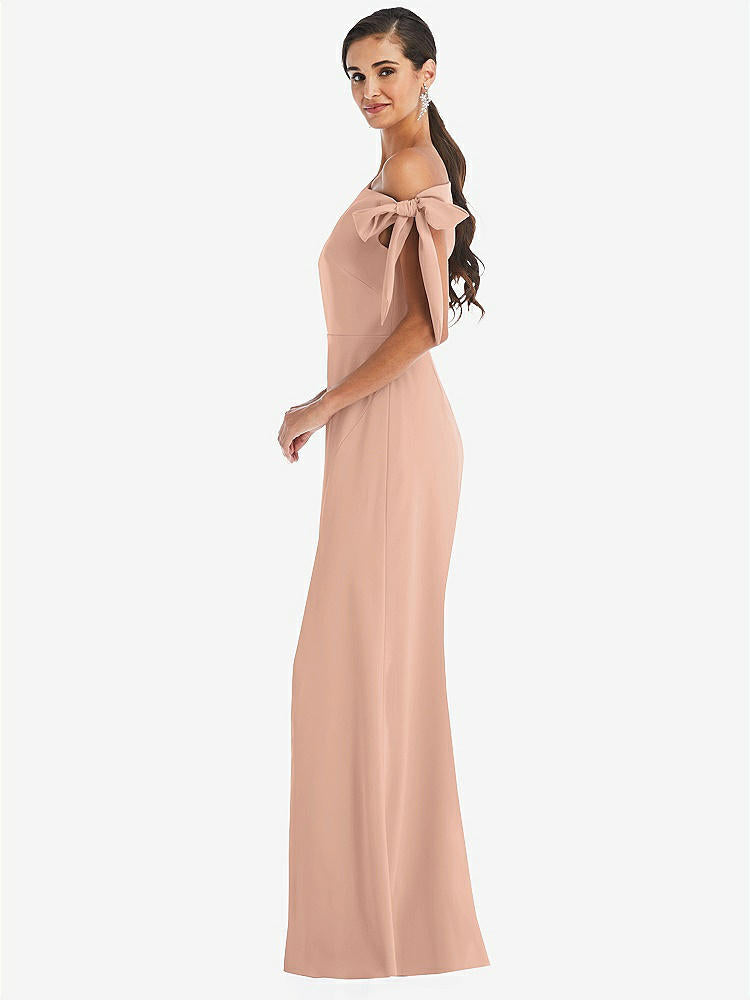 【NEW】【STYLE: 3073】オフショルダー ネクタイ 詳細 トランペット ガウン 前面 スリット【COLOR: Pale Peach】【SIZE: 00-18W】
