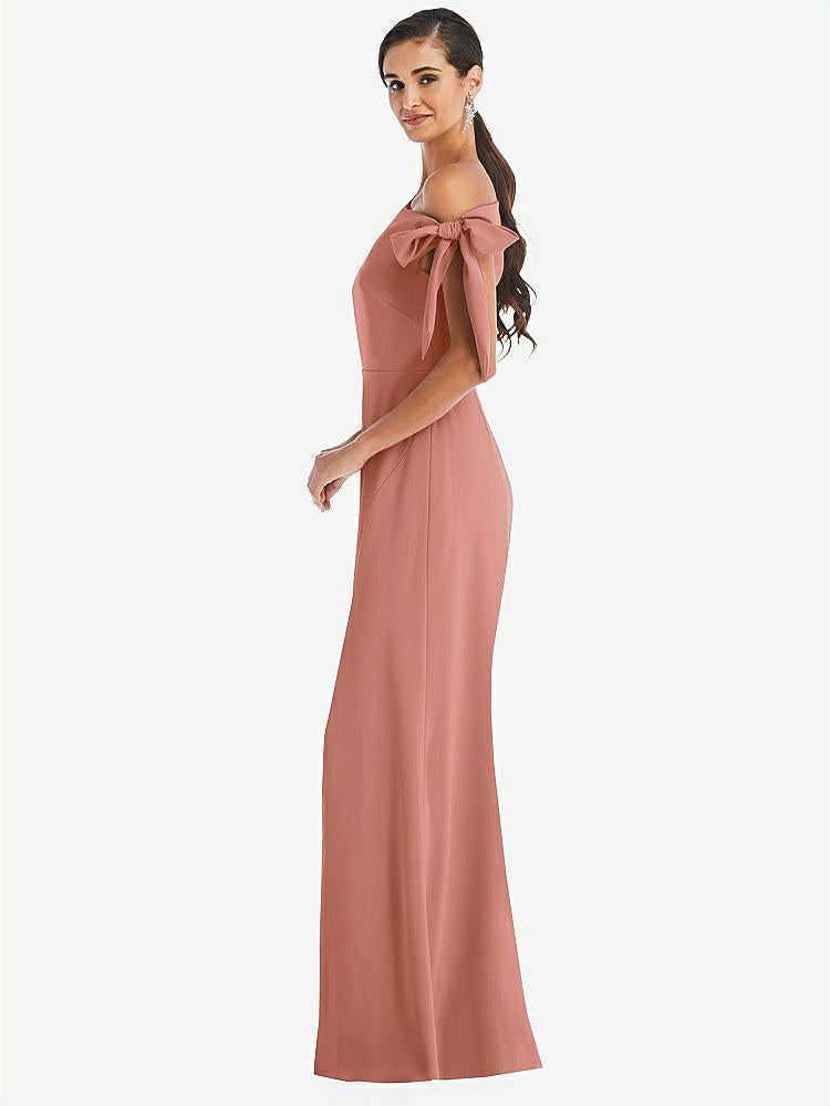 【NEW】【STYLE: 3073】オフショルダー ネクタイ 詳細 トランペット ガウン 前面 スリット【COLOR: Desert Rose】【SIZE: 00-18W】