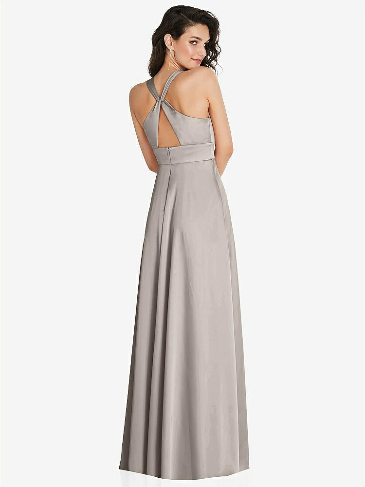 【NEW】【STYLE: 6863】Shirred 肩 Criss Cross Back Maxi ドレス 前面 スリット【COLOR: Taupe】【SIZE: 00-30W】