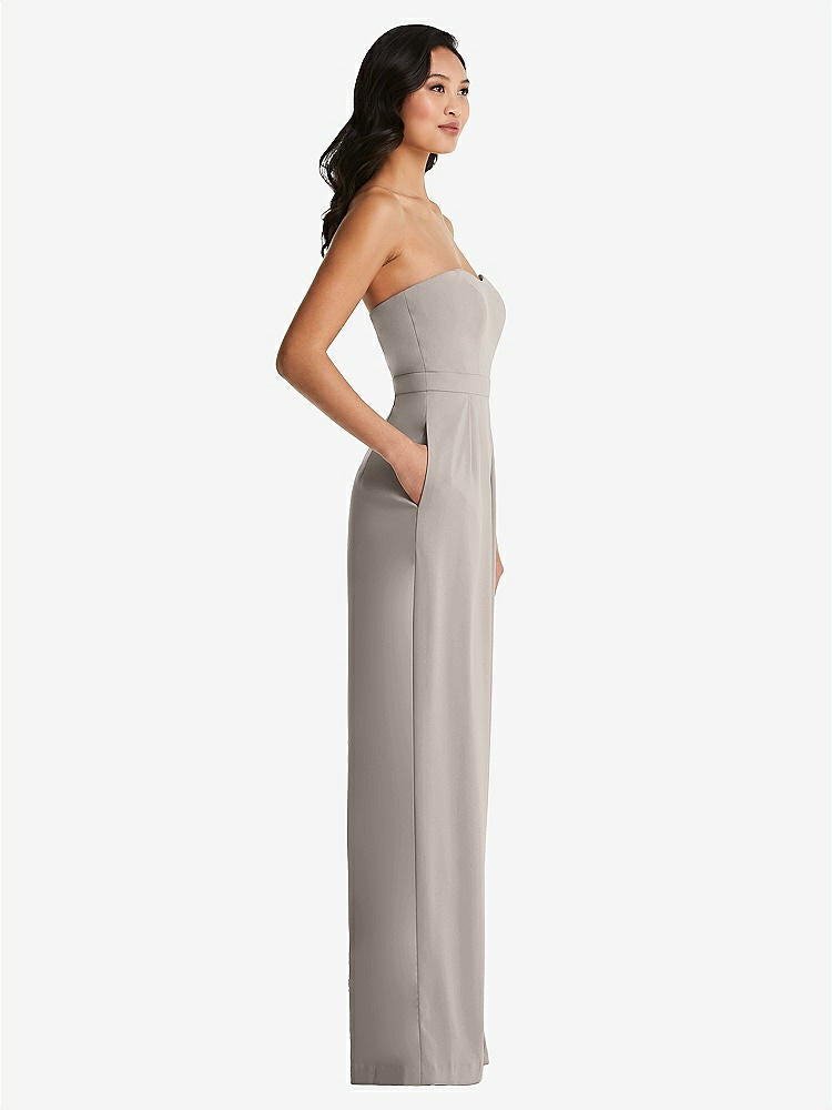 【NEW】【STYLE: 6833】ストラップレス プリーツ フロント ジャンプスーツ ポケット付き【COLOR: Taupe】【SIZE: 00-30W】