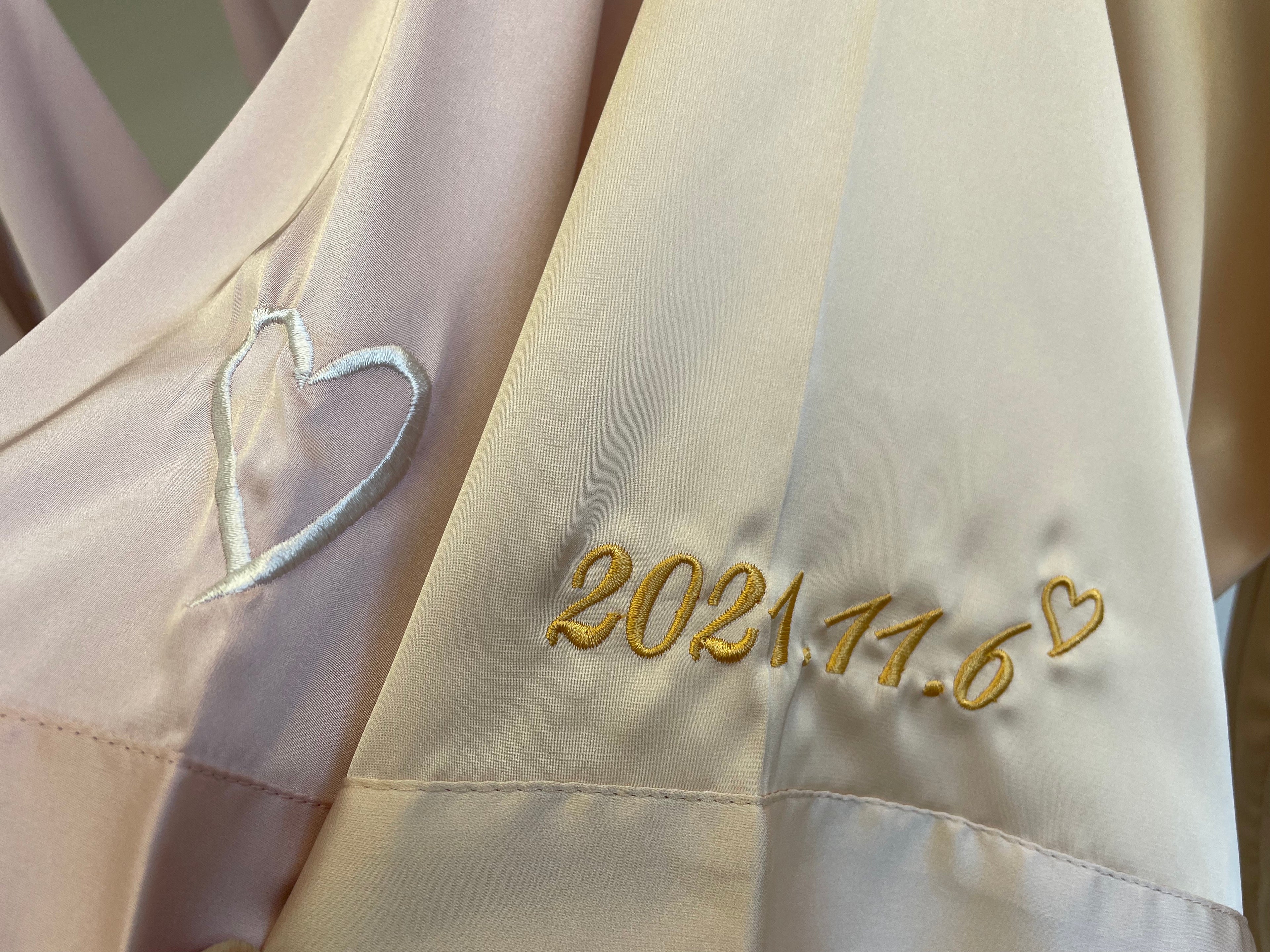 ご希望の文字を刺繍 カスタマイズ可能なブライダルサテンガウン
