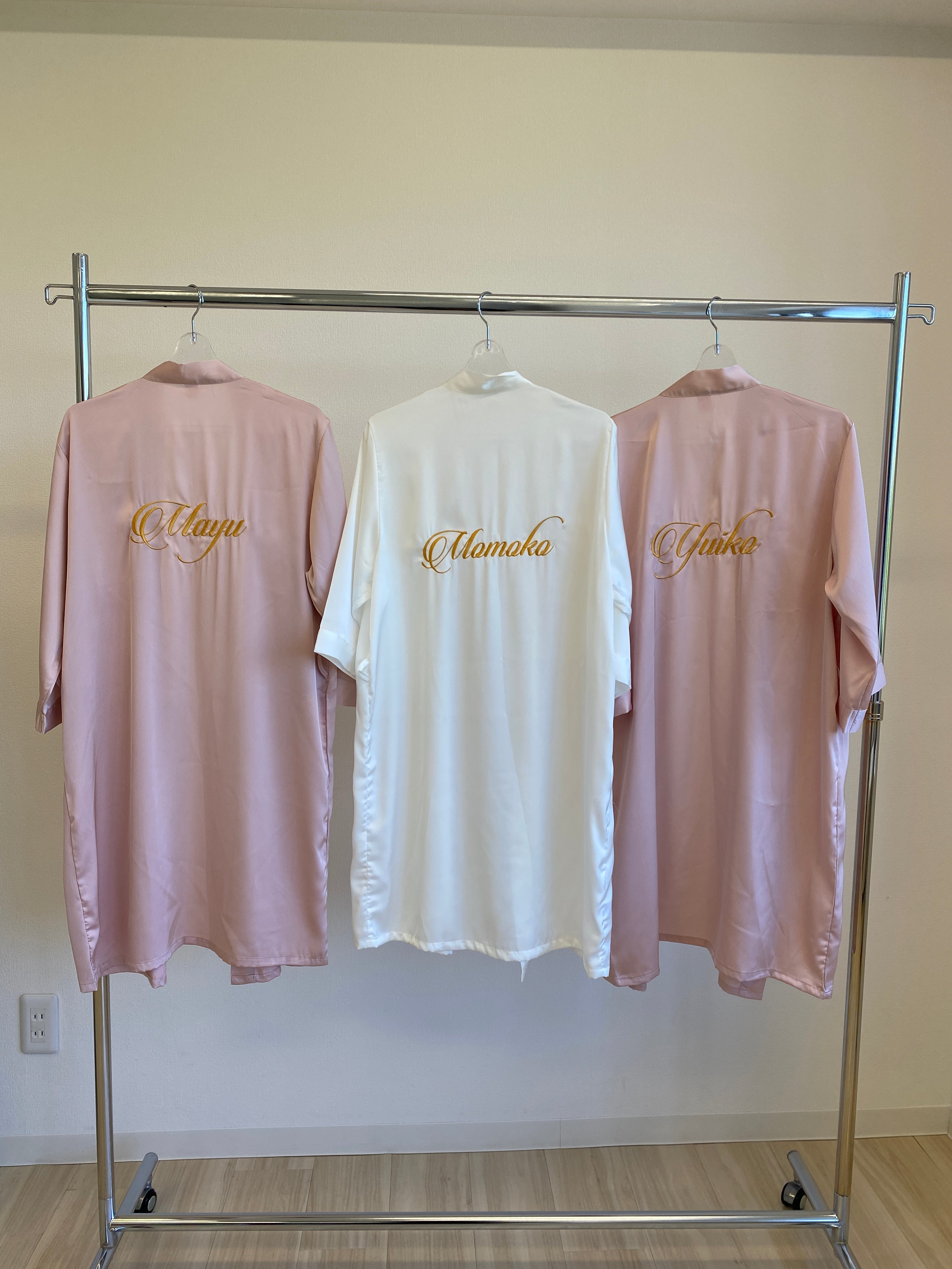 ご希望の文字を刺繍 カスタマイズ可能なブライダルサテンガウン