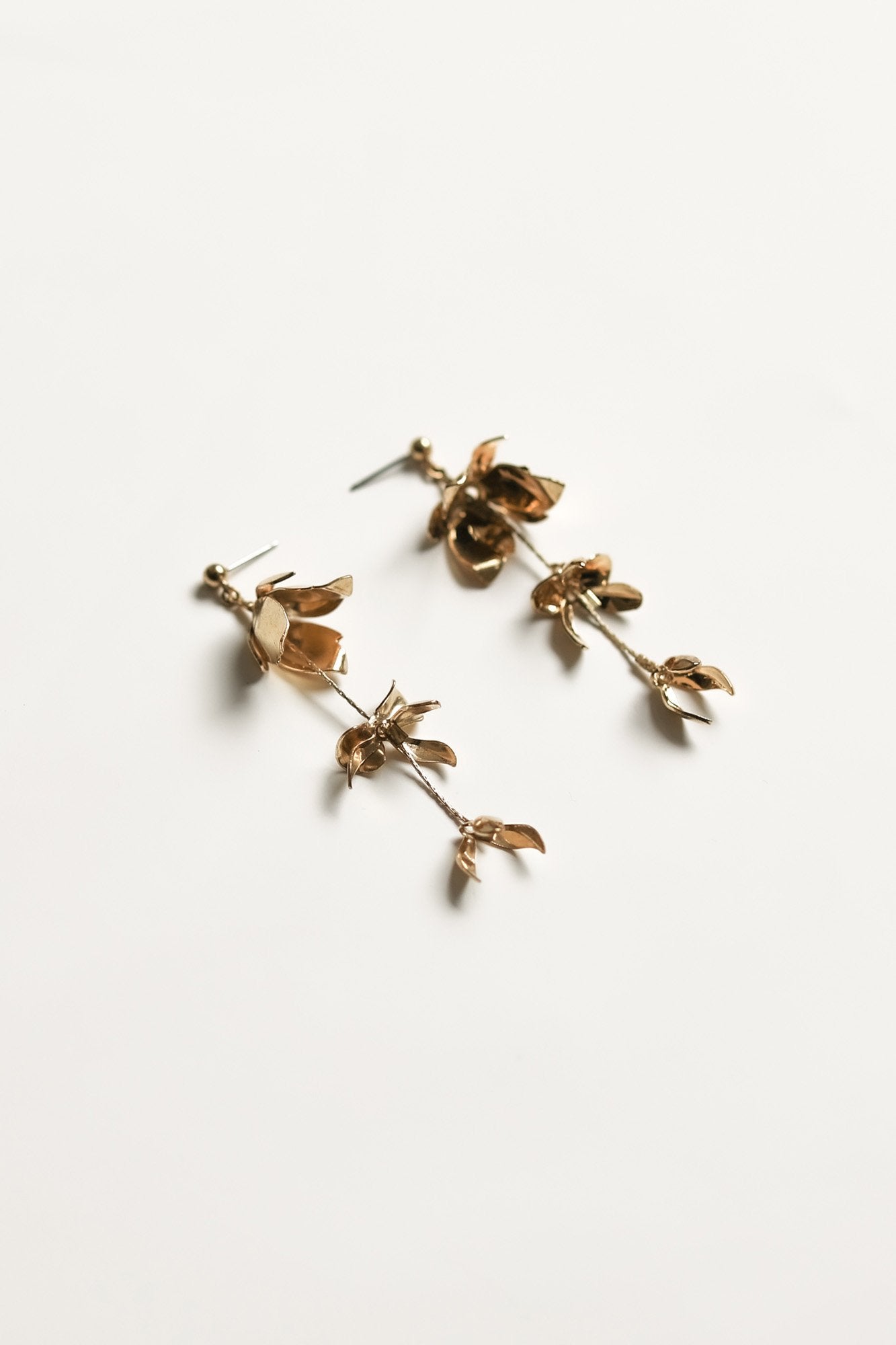 【新】【A.B. ELLIE】 Half - Magnolia Strand Earrings
