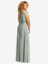 【NEW】【STYLE: 1561】ドレープ ワンショルダー マキシ ドレス スカーフ 弓【COLOR: Sky Blue】【SIZE: 00-30W】 - Willow Green 背面