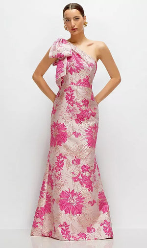 Hibiscus Pink Multi × フローラルジャカード ワンショルダー トランペット ロングドレス ‐ Style D879HPJ（フロント）