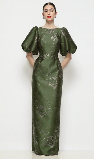 【STYLE: 3201EGF】バトーネック エンボス ギルト フローラル サテン コラムマキシドレス（パフスリーブ）（フロント）