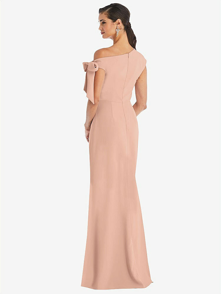 【NEW】【STYLE: 3073】オフショルダー ネクタイ 詳細 トランペット ガウン 前面 スリット【COLOR: Pale Peach】【SIZE: 00-18W】