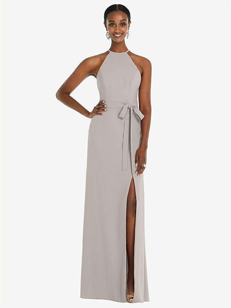 【NEW】【STYLE: 3092】ホルター CRISS Cross Cutout Back Maxi ドレス【COLOR: Taupe】【SIZE: 00-30W】