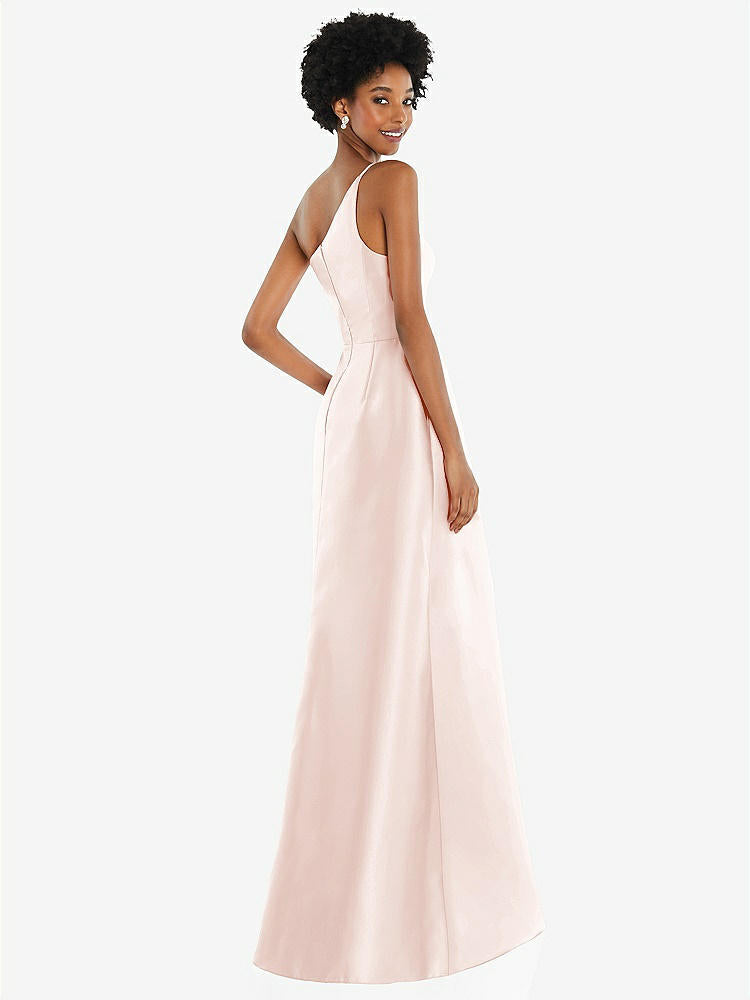 【NEW】【STYLE: D831】ワンショルダー サテン ガウン ドレープ付き 前面 スリット および ポケット【COLOR: Blush】【SIZE: 00-30W】