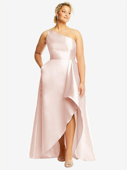 【NEW】【STYLE: D831】ワンショルダー サテン ガウン ドレープ付き 前面 スリット および ポケット【COLOR: Blush】【SIZE: 00-30W】