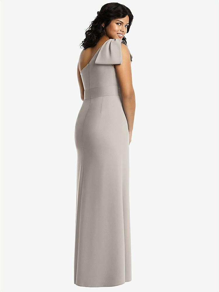 【NEW】【STYLE: 6769】弓 ワンショルダー トランペット ガウン【COLOR: Taupe】【SIZE: 00-30W】