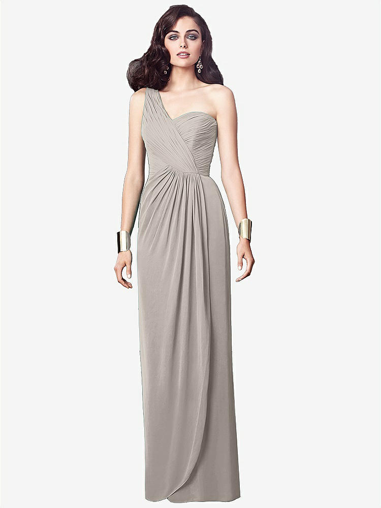 【NEW】【STYLE: TH027】ワンショルダー ドレープ マキシ ドレス 前面 スリット  -  aeroryn【COLOR: Taupe】【SIZE: 00-30W】